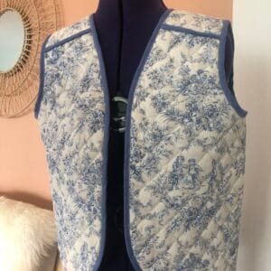 Blandine, la veste matelassée sans manche - Version toile de Jouy