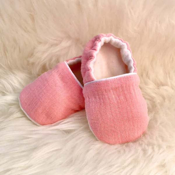 Rose corail - Chaussons bébé doublés en polaire de coton biologique