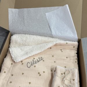Couverture sherpa motifs jolis coeurs - Personnalisation en option