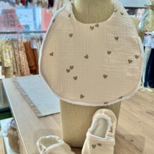 Duo cadeau Jolis coeurs - Chaussons bébé doublés en polaire de coton biologique + bavoir