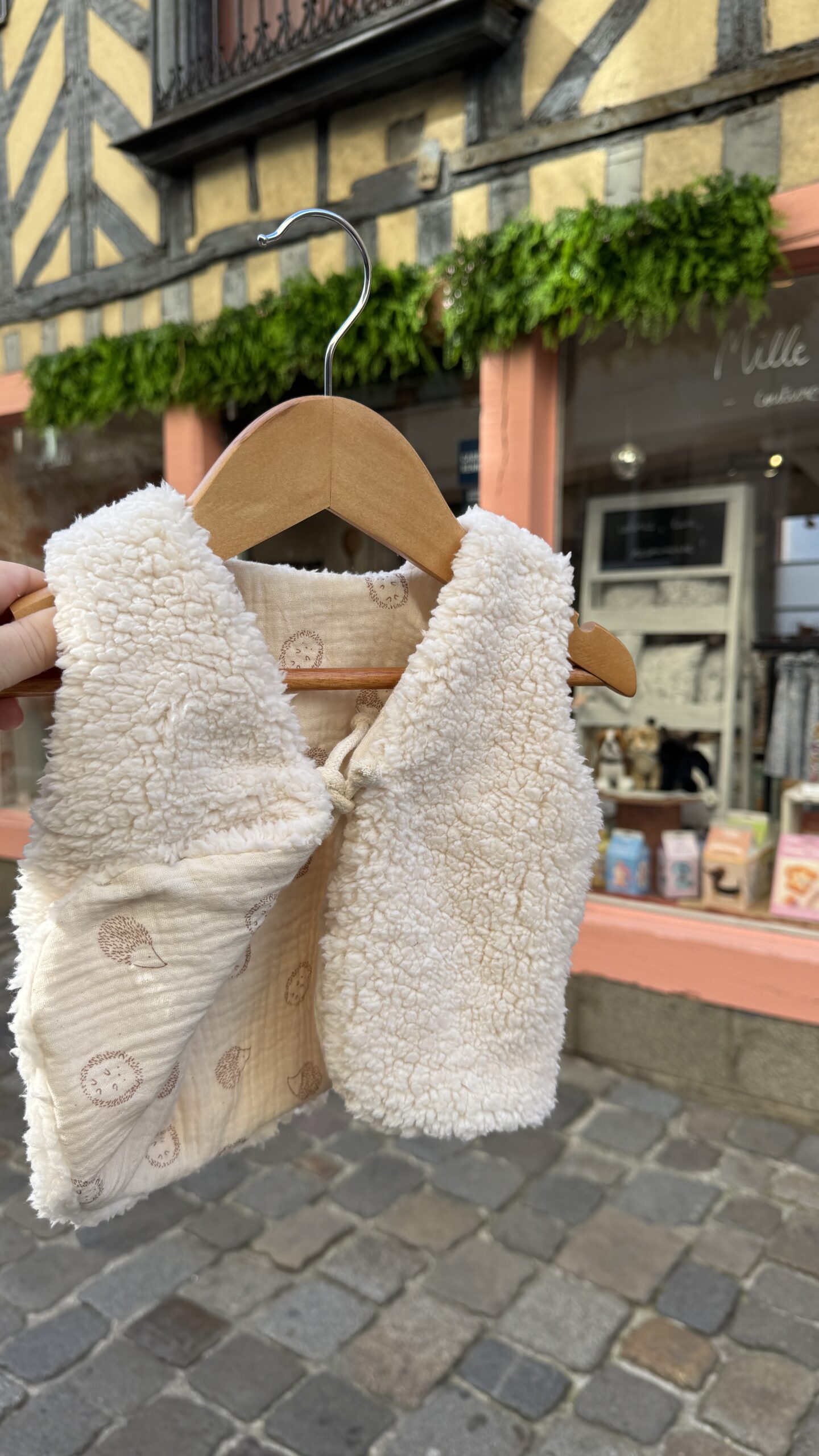Gilet sans manche réversible motifs hérissons - Bébé – Image 2