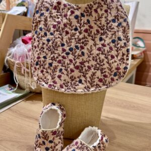 Duo cadeau Madeleine - Chaussons bébé doublés en polaire de coton biologique + bavoir